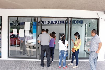 Ser mujer y vivir en el sur de México te alejará de productos bancarios, revela estudio de la Cepal