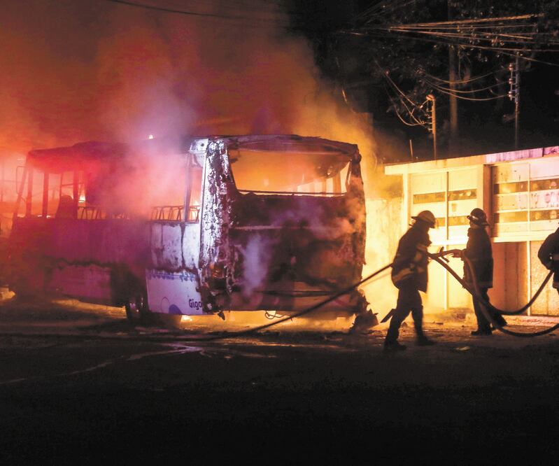 El viernes pasado hombres armados quemaron tres transportes en Zihuatanejo. Foto: ARCHIVO EL UNIVERSAL