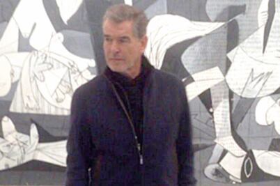 Brosnan posa frente a pintura de Picasso 
