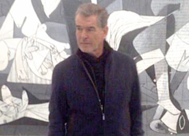 Brosnan posa frente a pintura de Picasso