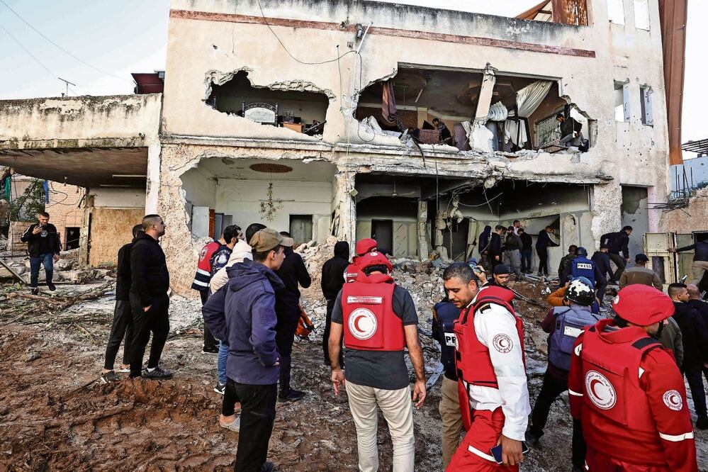 Residentes y rescatistas comprueban los daños de una casa tras una incursión israelí en Jenin, en Cisjordania ocupada. Foto: Zain Jaafar | AFP