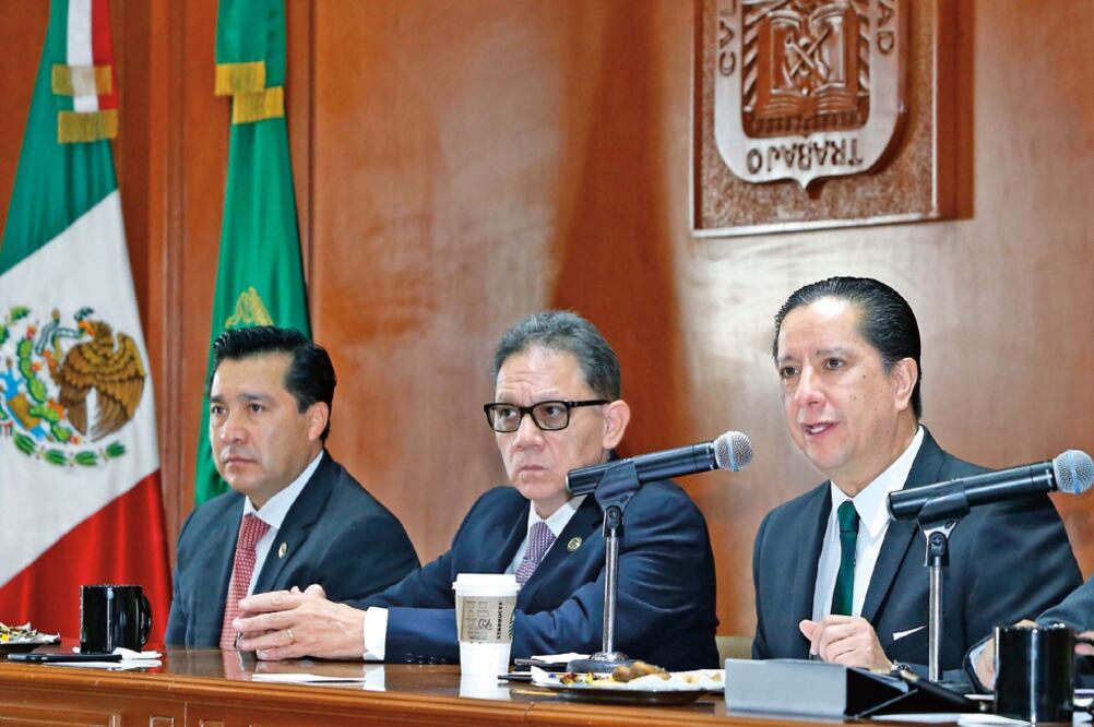 El rector de la UAEM, Jorge Olvera García (der.), al hacer el anuncio de la distinción al Licenciado Juan Francisco Ealy Ortiz, Presidente Ejecutivo y del Consejo de Administración de EL UNIVERSAL (CORTESÍA)