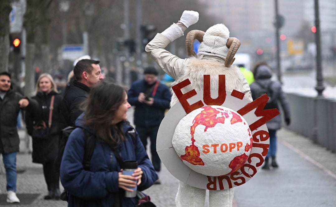 Manifestantes protestan en Berlín, Alemania, contra el acuerdo comercial con el Mercosur. Foto: AFP