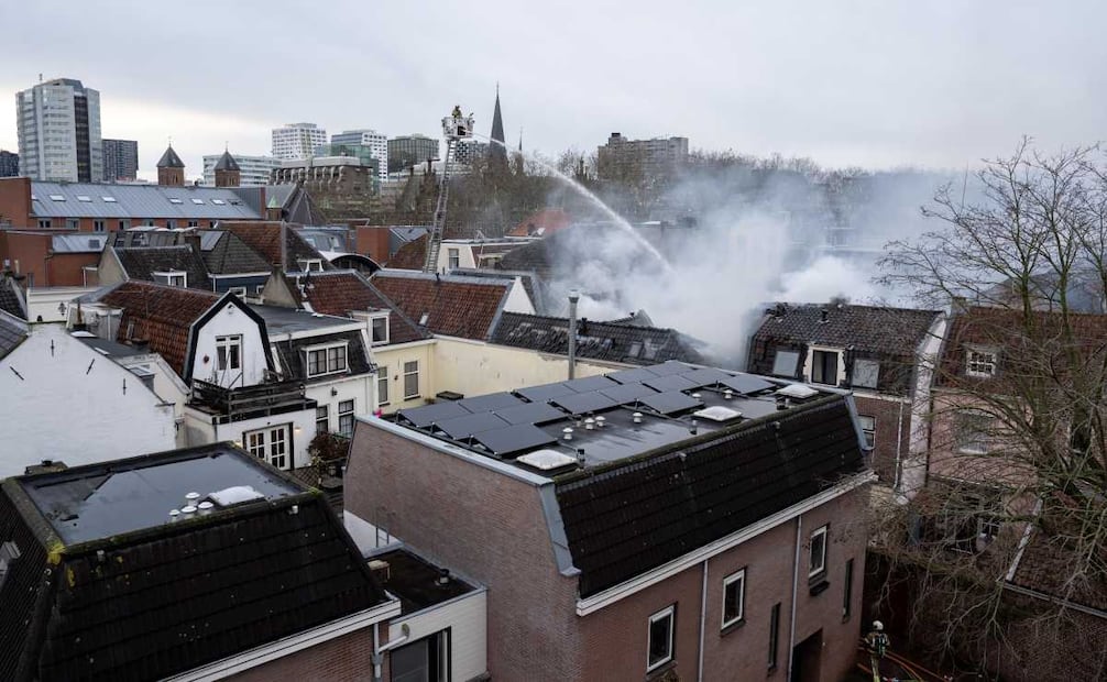 Bomberos trabajan en el lugar de un gran incendio en una casa en Visscherssteeg, Utrecht, Países Bajos, el 15 de enero de 2026. Se oyeron varias explosiones antes del incendio. Foto: EFE