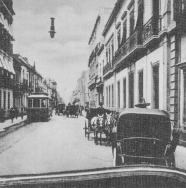 Casa de Porfirio y la calle de Cadena, hoy Venustiano Carranza. Foto: Mediateca del Instituto Nacional de Antropología e Historia, INAH.