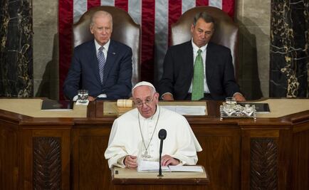 Inmigrantes y precandidatos, invitados de contraste al discurso del papa