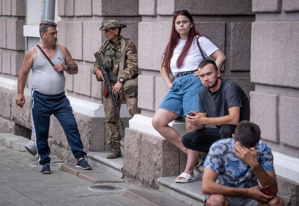 Un miembro del grupo Wagner habla con un residente local en Rostov del Don, el 24 de junio de 2023. Foto: AFP