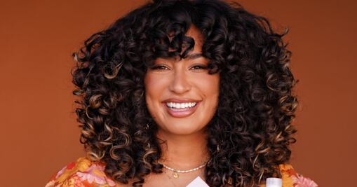 La experta en rizos Julissa Prado nos da tips para cuidar el pelo chino