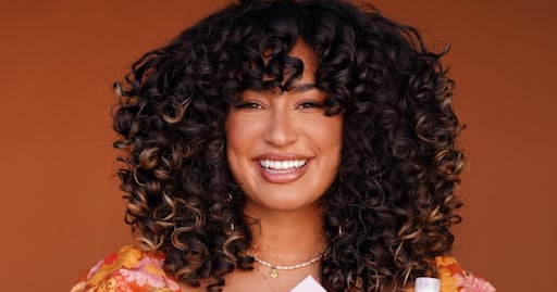 La experta en rizos Julissa Prado nos da tips para cuidar el pelo chino