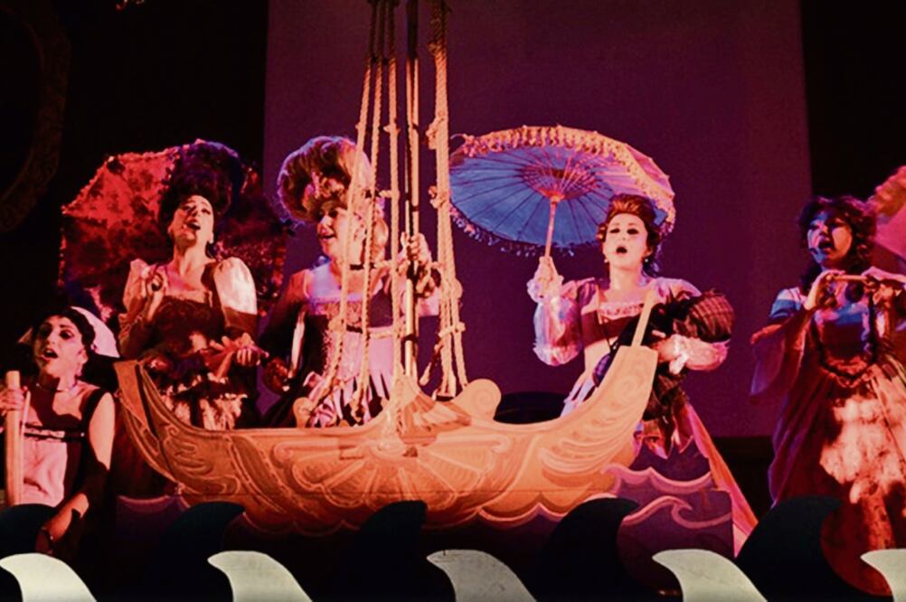 Los personajes viajan en el tiempo hasta llegar a la época actual (CORTESÍA)