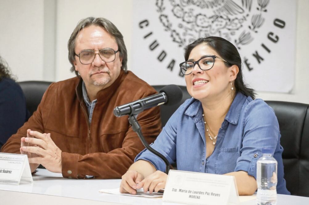 Ricardo Ruiz, coordinador de la bancada de Morena en el Congreso capitalino, respaldó a María de Lourdes Paz Reyes (derecha) quien dijo que en las redes sociales “dieron un giro muy diferente a su propuesta”. / GERMÁN ESPINOSA. EL UNIVERSAL