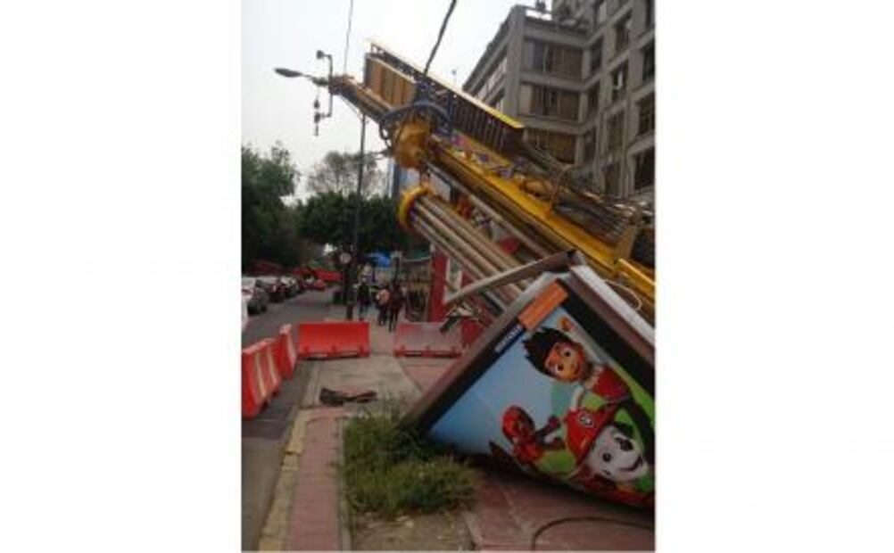 Grúa se ladea sobre avenida Insurgentes