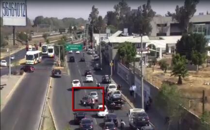 Chofer atropella a 2 policías de tránsito en Ecatepec al huir para evitar infracción... hoy no circulaba