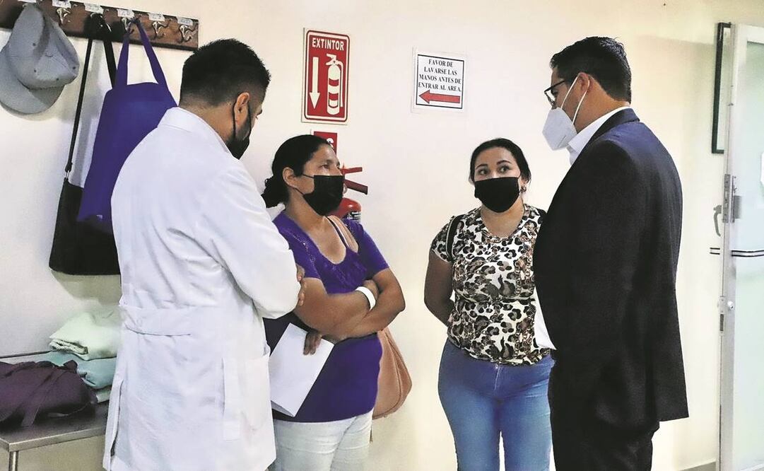 En Sinaloa, el secretario de Salud, Cuitláhuac González Galindo (der.), se reunió con familiares de paciente sospechosa de hepatitis aguda. Foto: Especial