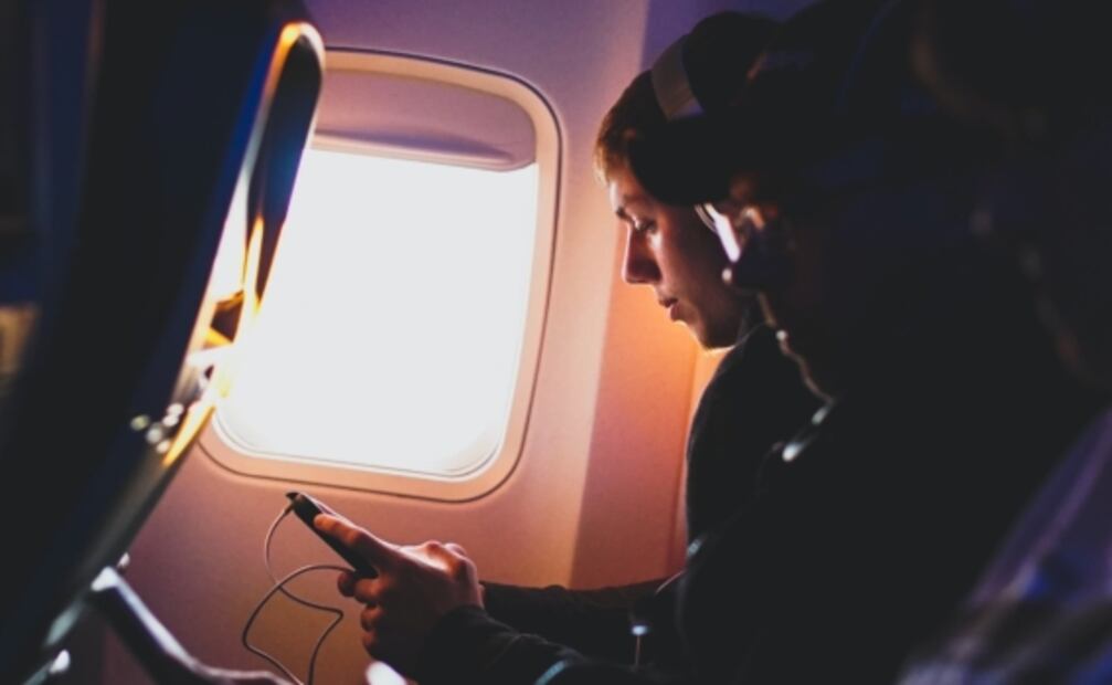 Qué sí y qué no puedes llevarte del avión