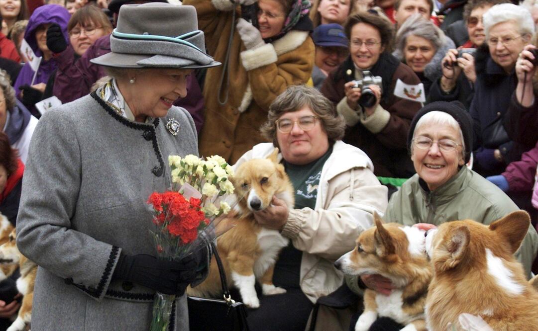 La reina Isabel II habla con miembros de la Asociación Manitoba Corgi, durante una visita a Winnipeg, el martes 8 de octubre de 2002. Foto: AP