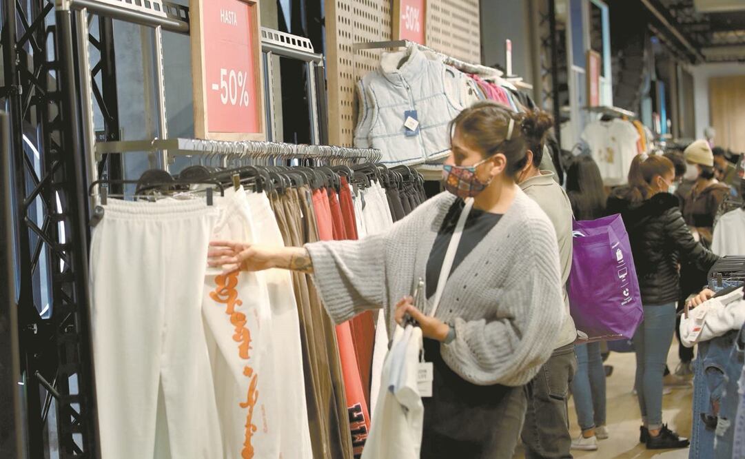 Aunque los artículos electrónicos fueron los más demandados por consumidores, en este año la mayor alza se dio en las ventas de abarrotes, ropa, zapatos y viajes. Foto: Archivo. El Universal