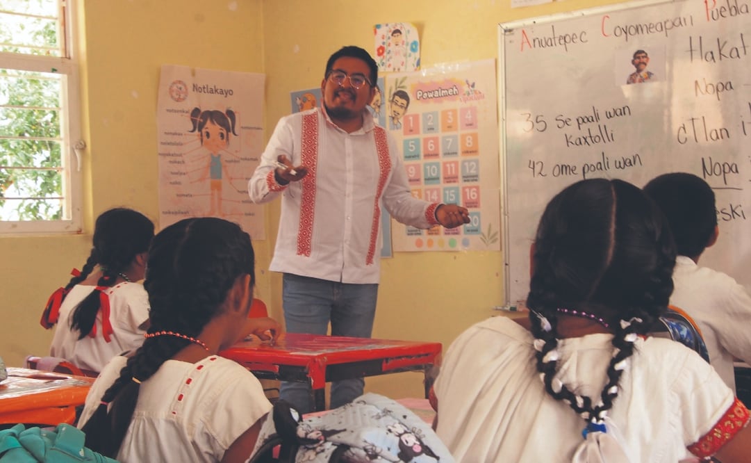 Jordan González es maestro de náhuatl y director de la escuela bilingue Benito Juárez en la comunidad de Coyomeapan, en Puebla. Foto: de OMAR CONTRERAS. EL UNIVERSAL