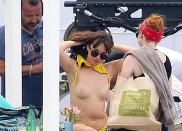 Publican foto topless de actriz de "50 Sombras"