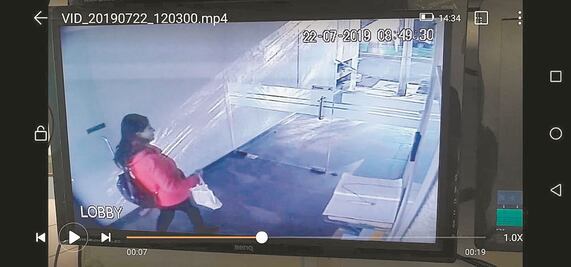 Para frustrar robo, Monse se tiró de taxi