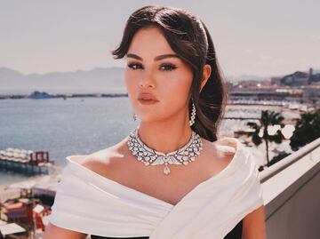 Selena Gomez derrocha sensualidad en abrigo de piel y botas de tacón