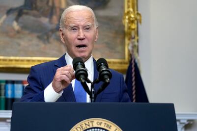 "Yo soy la Inteligencia Artificial", bromea Biden, mientras impulsa reglas