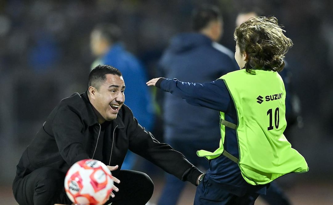 Efraín Juárez festejó con su hijo la victoria frente al América / Foto: Imago7