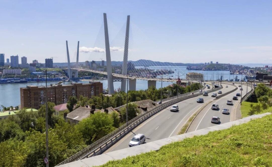 Vista del puente que conecta la isla de Russky y Vladivostok, en el extremo oriental de Rusia, el 26 de agosto de 2023. Foto: AP