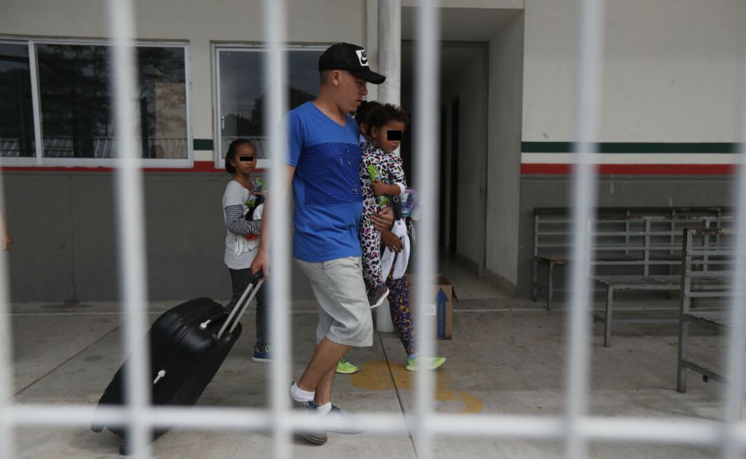 El grupo espera al resto de los integrantes de la Caravana Migrante para romper el cerco de seguridad, establecido en los puentes fronterizos, e ingresar a territorio mexicano. FOTO: EFE