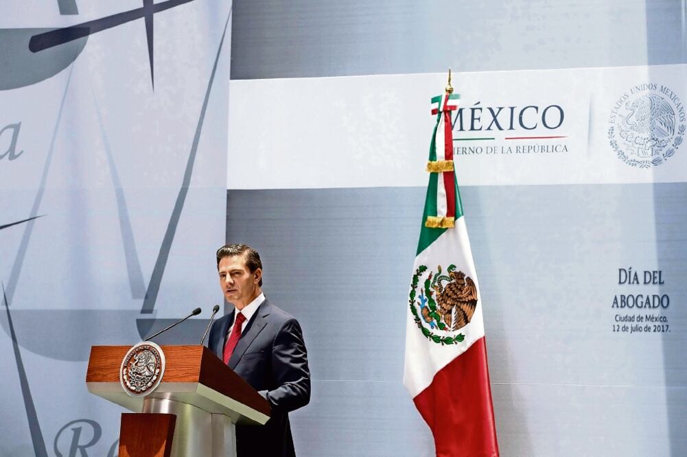 En el marco del Día del Abogado, el presidente Enrique Peña Nieto aseguró que la nueva etapa en la procuración e impartición de justicia exige a los abogados su más alto compromiso con la ley (PRESIDENCIA)