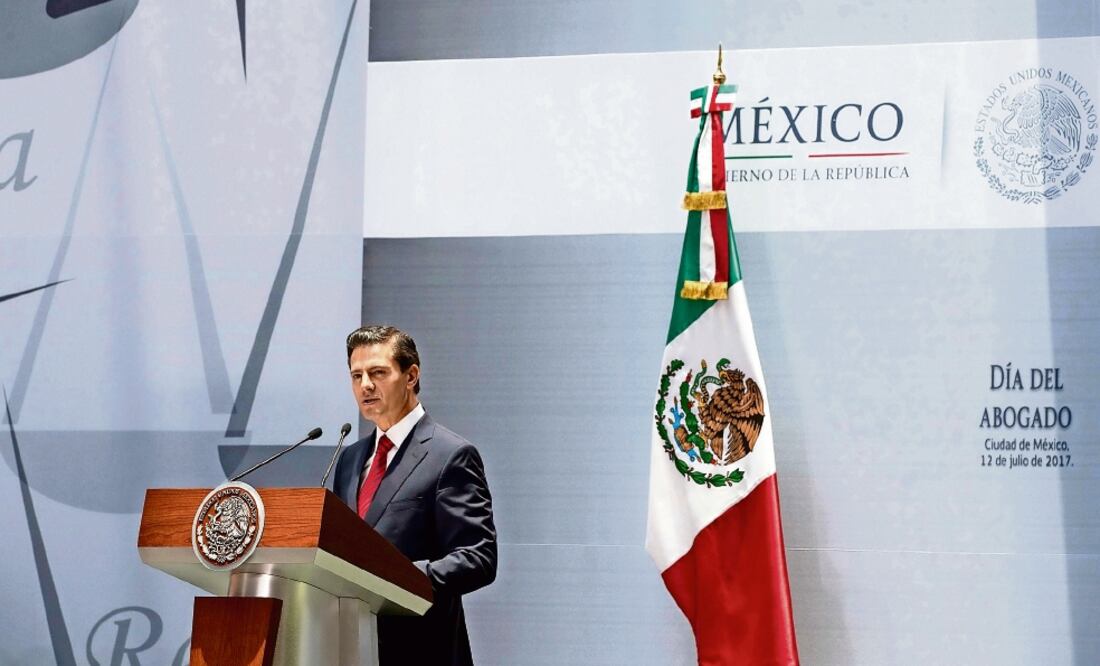 En el marco del Día del Abogado, el presidente Enrique Peña Nieto aseguró que la nueva etapa en la procuración e impartición de justicia exige a los abogados su más alto compromiso con la ley (PRESIDENCIA)