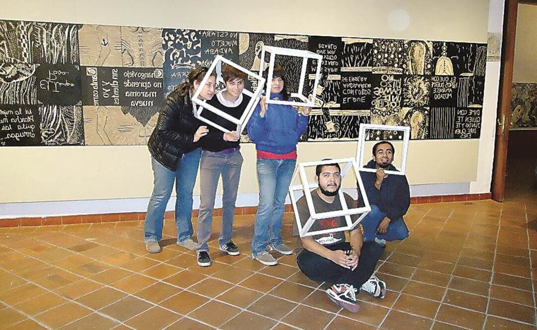 Gilberto Abundiz Sánchez (primero, de derecha a izquierda) es artista gráfico y desapareció desde el 30 de marzo.Sus libros de Borges, de García Márquez, sus poemas, su bastidor y su máquina de grabados yacen esperándolo