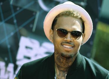 Acusan a Chris Brown de incumplimiento de contrato