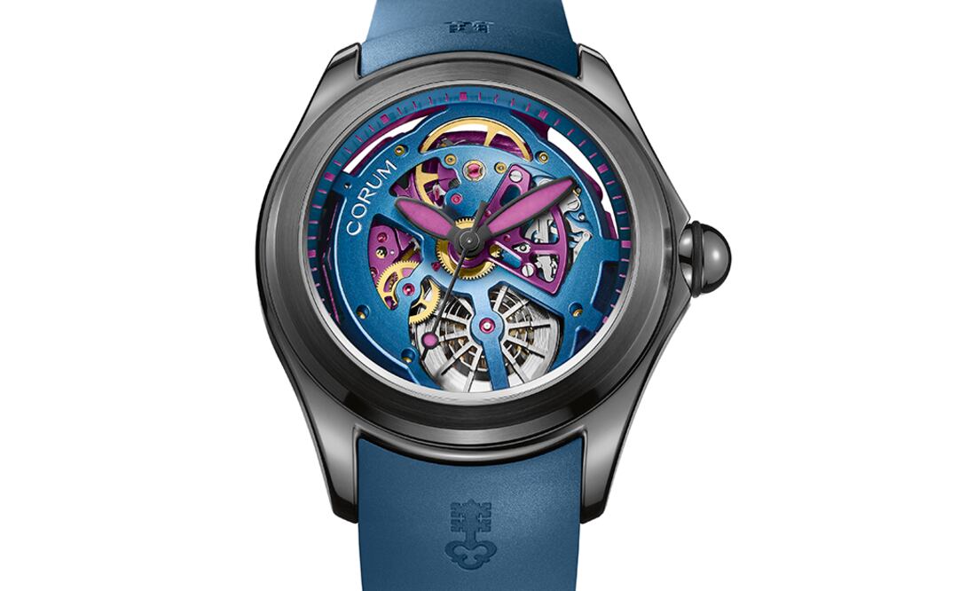 Este reloj es un auténtico espectáculo, gracias a su estilo complejo y depurado, que además de presentar carátula esquelatada, posee tres versiones (azul, verde y violeta) cada una con personalidad propia. Caja de acero de 47 mm y correa de caucho complementan la pieza.