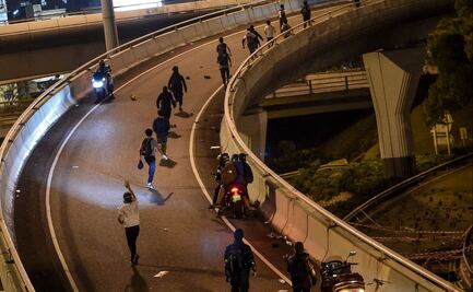 Decenas de manifestantes escapan de universidad asediada en Hong Kong