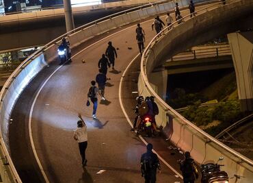 Decenas de manifestantes escapan de universidad asediada en Hong Kong