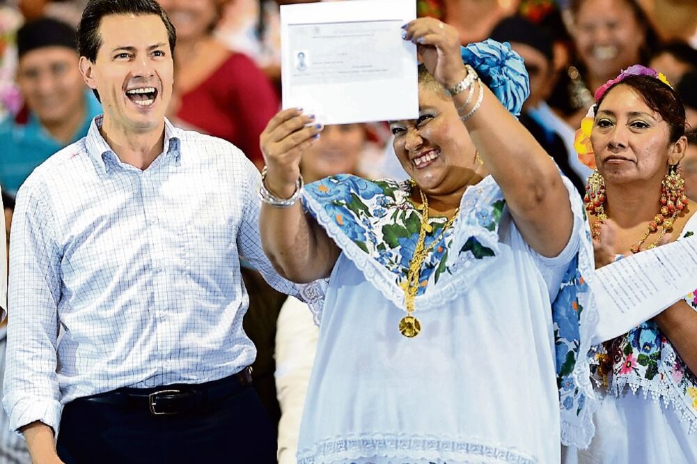 El presidente Enrique Peña Nieto encabezó la ceremonia de entrega de certificados de educación básica a 10 mil alumnos yucatecos del PEC. En la reunión señaló que con estas acciones buscan mejorar la vida de los mexicanos (PRESIDENCIA)