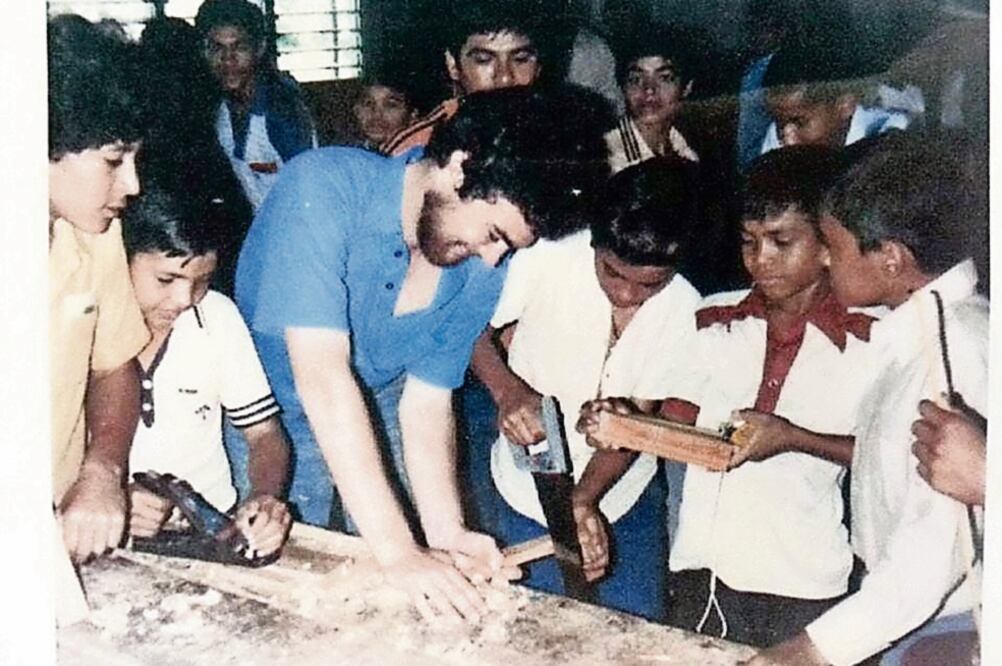 Tim Kaine, en 1980, cuando dio clases de carpintería a jóvenes hondureños en el Instituto Técnico Loyola, en la localidad de Progreso (TOMADA DE FACEBOOK)