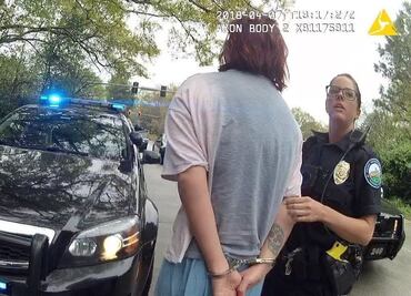 Video. Dos policías de EU lanzan 'volado' para decidir enviar a una joven a prisión