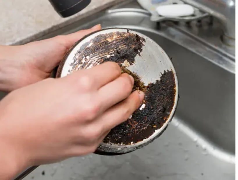 Descubre las diferentes técnicas para remover totalmente los residuos de grasa de tus sartenes y ollas. Foto: iStock