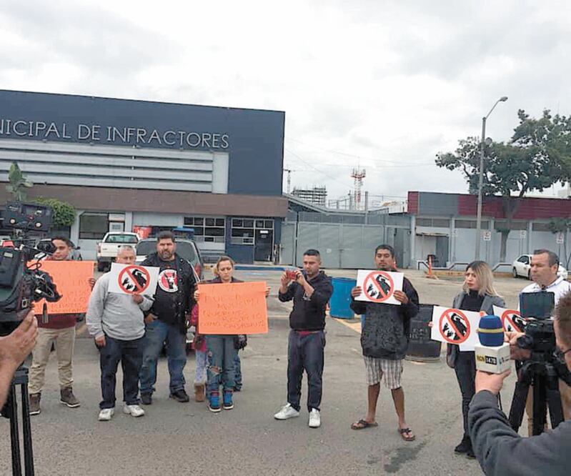 Los activistas protestaron afuera de la Estancia Municipal de Infractores. GABRIELA MARTÍNEZ. EL UNIVERSAL