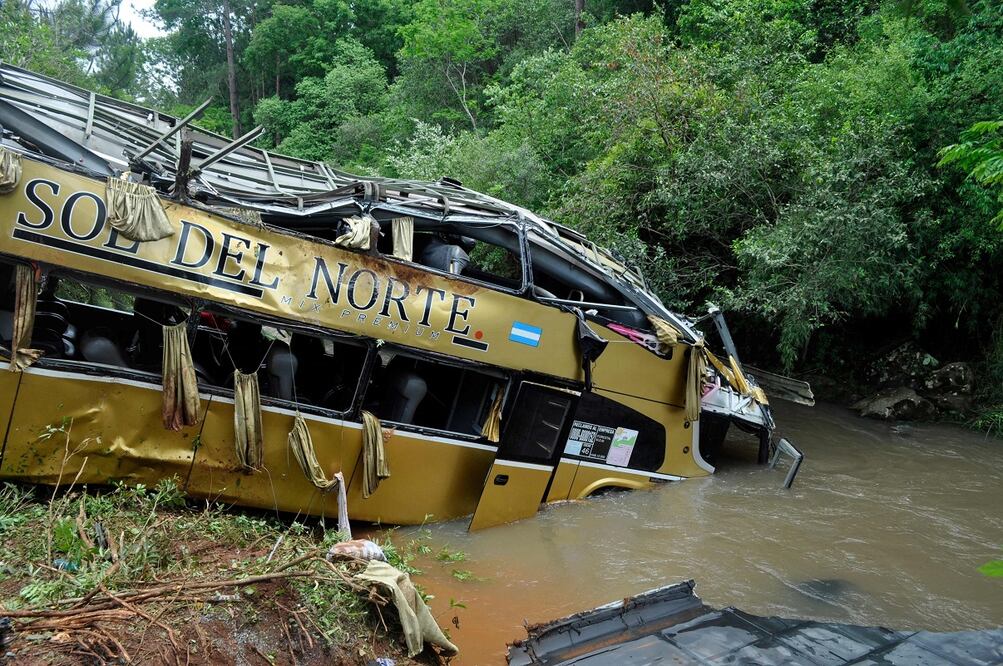 Un autobús cayó de un puente a un río tras un choque en la provincia de Misiones, en Argentina. FOTO: CRISTIAN VALDEZ. AFP