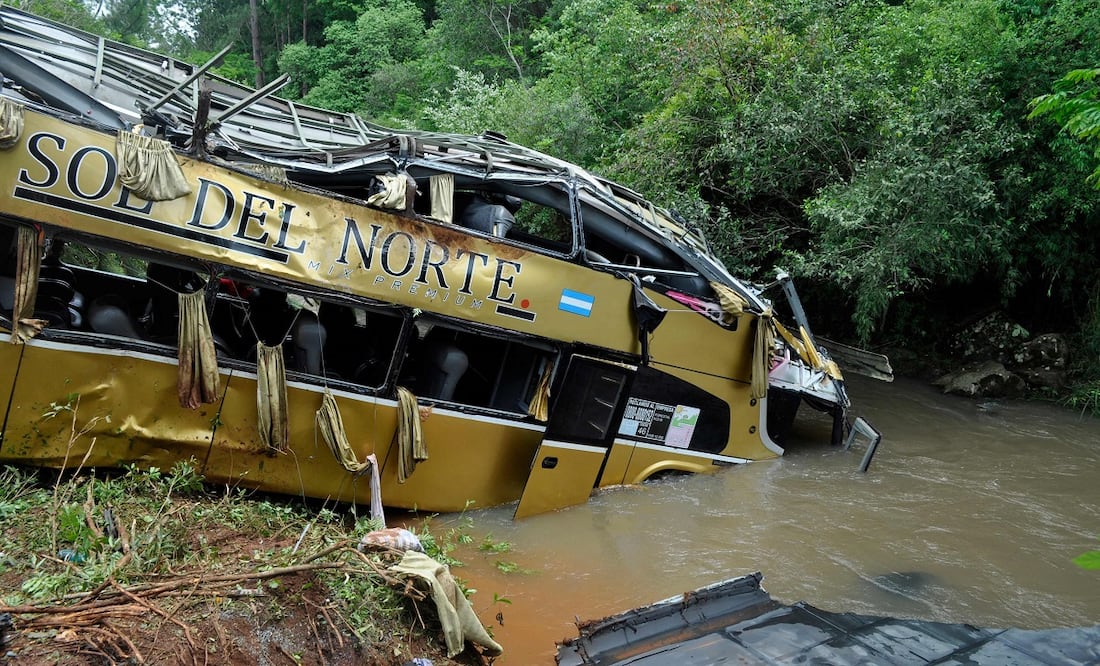 Un autobús cayó de un puente a un río tras un choque en la provincia de Misiones, en Argentina. FOTO: CRISTIAN VALDEZ. AFP