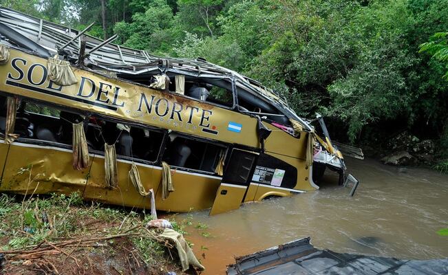 Autobús cae desde un puente en Argentina y deja al menos 9 muertos