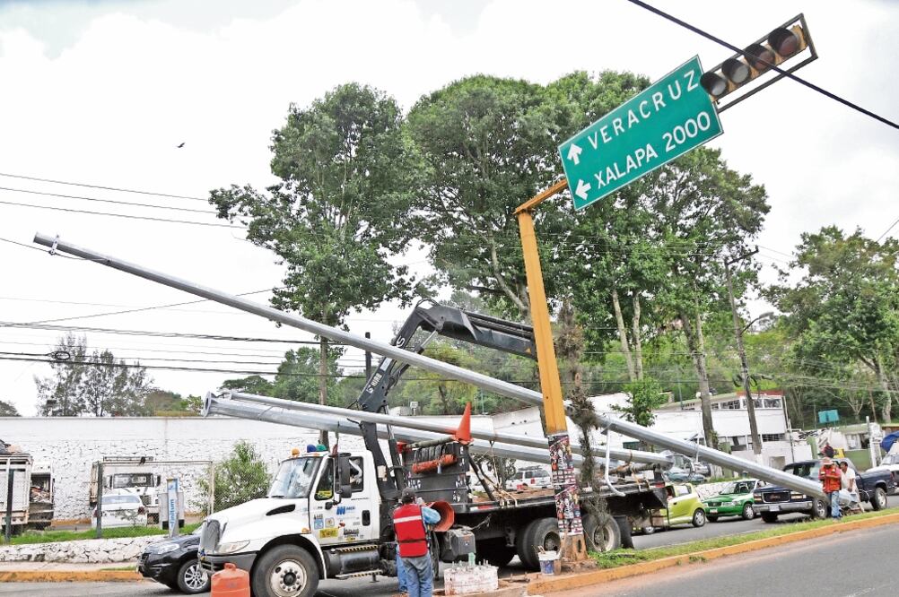 Imagen de mayo de 2018, durante la instalación de postes para las cámaras de vigilancia en Xalapa. Entonces se reportaba avance de 85% en el proyecto. Foto: MIGUEL ÁNGEL CARMONA. EL UNIVERSAL