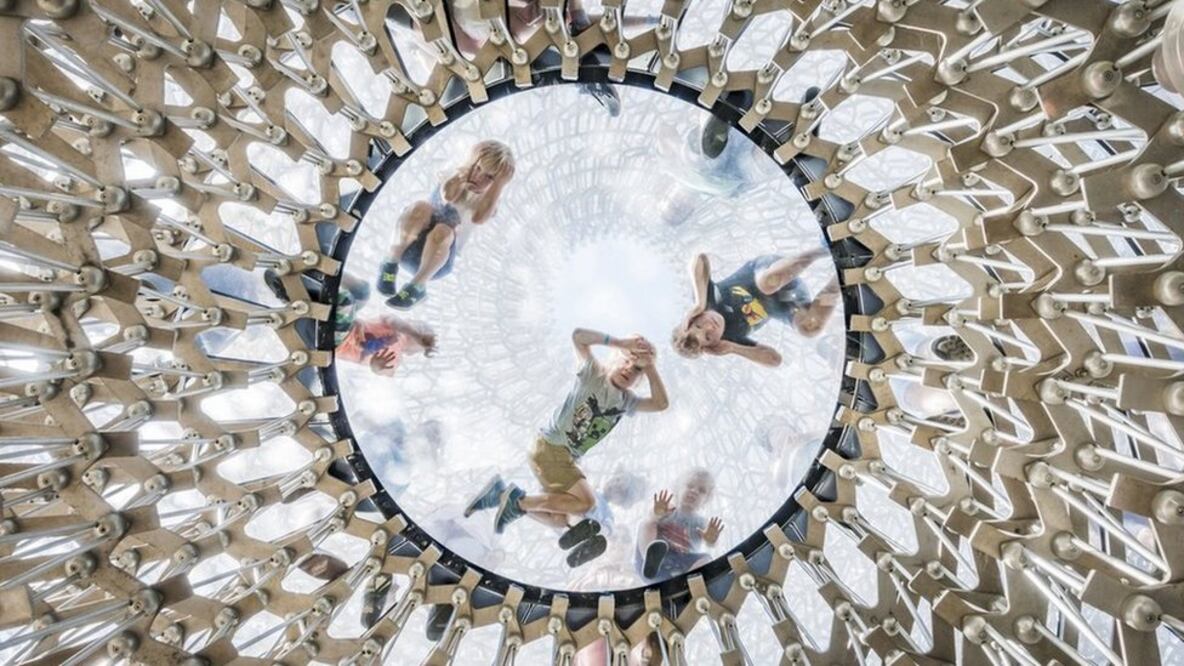 El Hive, diseñado por Wolfgan Buttres, es un edificio emblemático del Jardín Botánico de Londres. La foto de los niños es de Omar Kanipak. Foto: Omer Kanipak / APA18