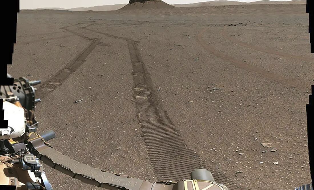 La imagen muestra al rover Perseverance en Marte capturando un retrato de su depósito de muestras en 2023. NASA/JPL-Caltech/ASU/MSSS vía AP.