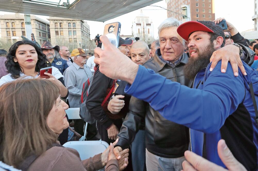 En la Plaza de los Lagartos, de El Paso, Texas, Andrés Manuel López Obrador pidió a la comunidad mexicana emprender un proceso de información para modificar la opinión del sector conservador. (ARIEL OJEDA. EL UNIVERSAL)