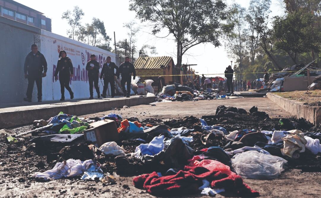 Elementos de seguridad encontraron el cuerpo de un hombre, quien fue quemado en medio de llantas. Foto: de IVÁN MONTAÑO. EL UNIVERSAL