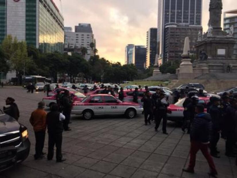 Taxistas protestan contra Uber en el Ángel de la Independencia
